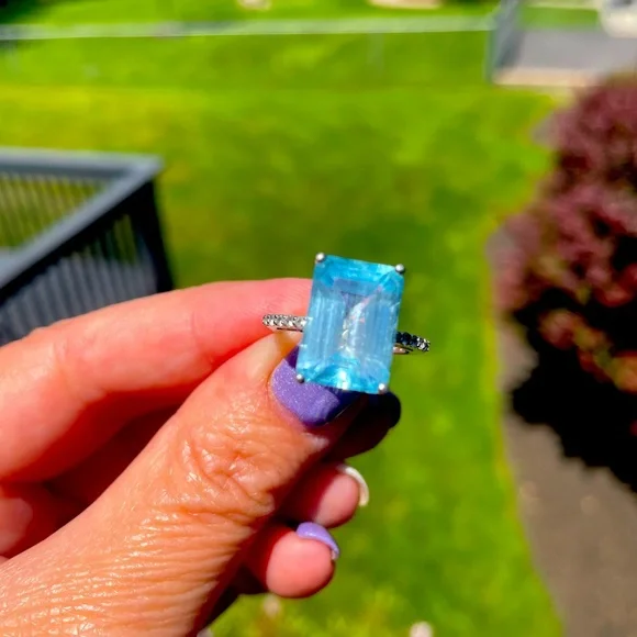 Sterling silver blue topaz ring - Picture 1 of 4